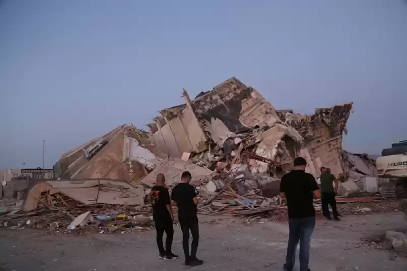 Hatay'da Yıkım Sırasında çöken Binanın Altında Kalan Iş Makinesi Operatörü öldü