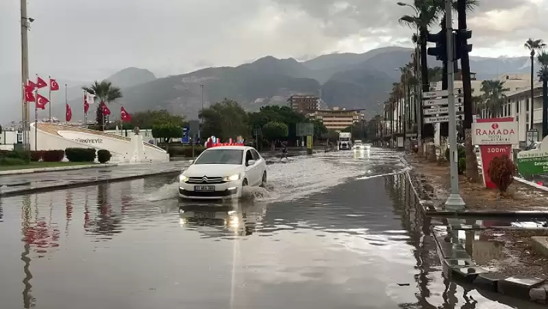 Hatay İskenderun'da Sağanak Etkili Oldu