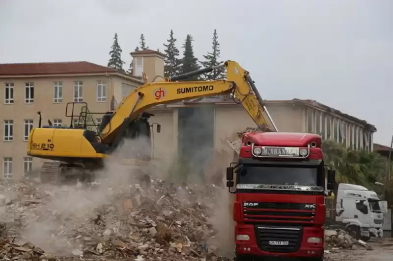 Hatay'da Ağır Hasarlı 4 Bina Kontrollü şekilde Yıkıldı 