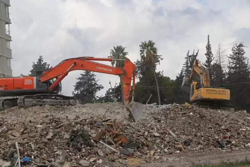 Hatay'da Ağır Hasarlı 4 Bina Kontrollü şekilde Yıkıldı 