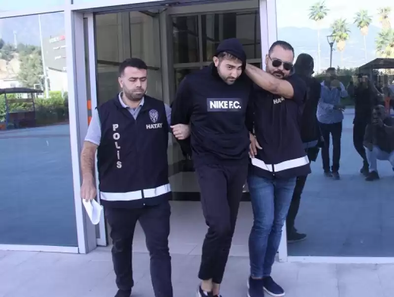  Hatay'da Babasını öldürüp Annesini Yaraladığı Iddiasıyla Yakalanan Zanlı Tutuklandı 