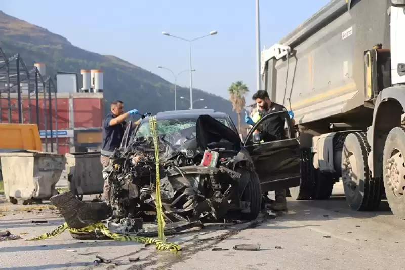 Hatay'da Otomobille çöp Kamyonu Arasına Sıkışan  Temizlik Işçisi öldü 