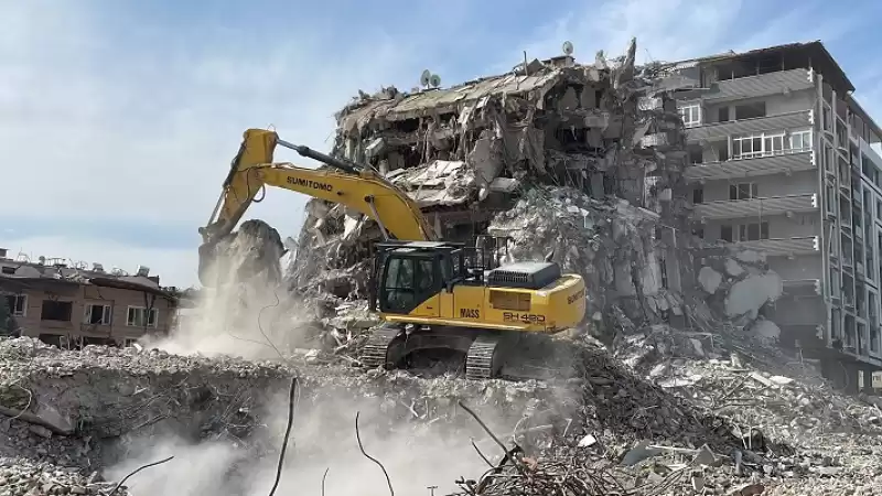 Hatay'da Ağır Hasarlı Binaların Kontrollü Yıkımı Sürdü