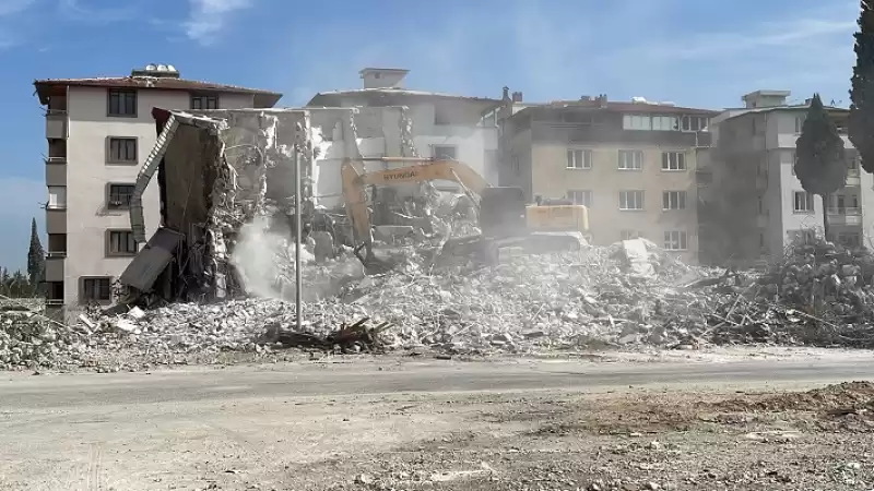 Hatay'da Ağır Hasarlı Binaların Kontrollü Yıkımı Sürdü