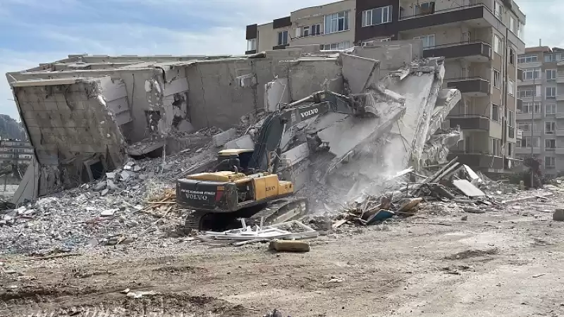 Hatay'da Ağır Hasarlı Binaların Kontrollü Yıkımı Sürdü