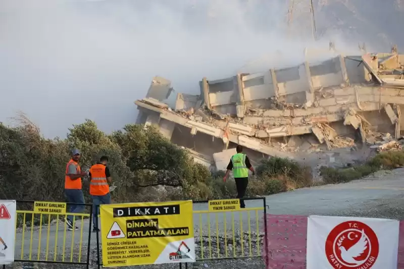 Hatay'da 10 Binadan Oluşan Ağır Hasarlı Site Patlayıcı Yardımıyla Yıkıldı