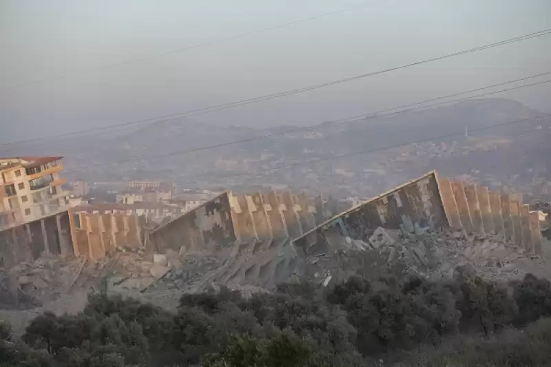 Hatay'da 10 Binadan Oluşan Ağır Hasarlı Site Patlayıcı Yardımıyla Yıkıldı