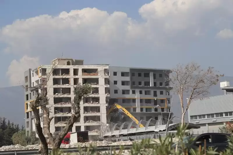 Hatay'da Ağır Hasarlı Binaların Kontrollü Yıkımı Sürüyor