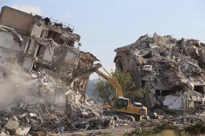 Hatay'da Ağır Hasarlı Binaların Kontrollü Yıkımı Devam Ediyor