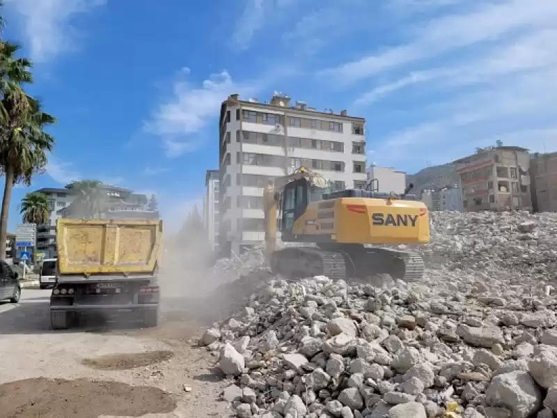 Sokaklar Gündüz Toz, Gece Karanlık!