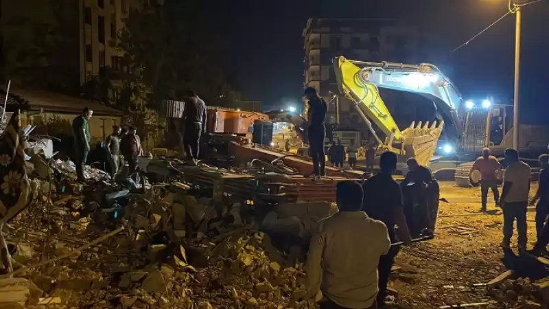 Hatay'da Ağır Hasarlı Bina Yıkım Sırasında Iş Makinesinin üzerine Devrildi