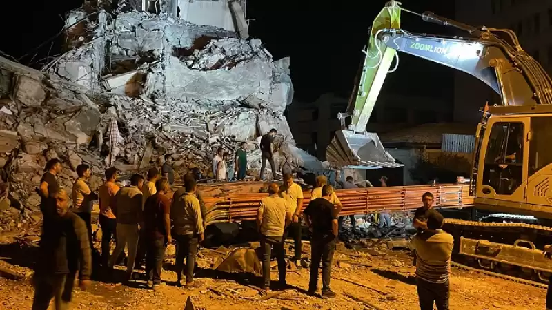 Hatay'da Ağır Hasarlı Bina Yıkım Sırasında Iş Makinesinin üzerine Devrildi