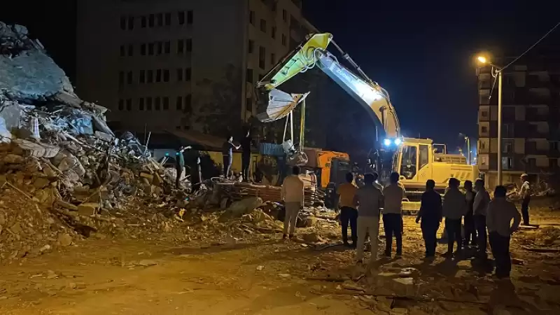 Hatay'da Ağır Hasarlı Bina Yıkım Sırasında Iş Makinesinin üzerine Devrildi