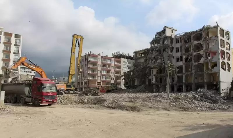 İskenderun'da Bina Yıkım Ve Enkaz Kaldırma çalışmaları Sürüyor