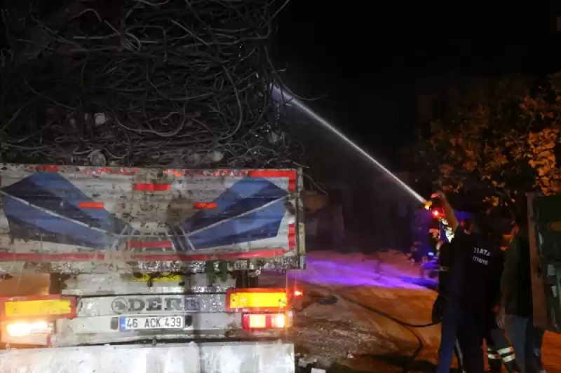 Hatay'da Tırın Dorsesinde çıkan Yangın Söndürüldü