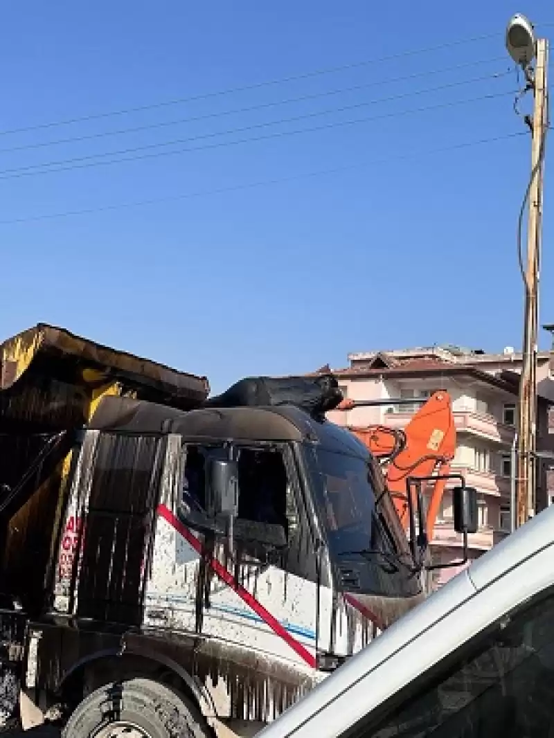 Hatay'da Onarım Yapılan Kamyonun Damperinin Düşmesi Sonucu 1 Kişi Yaralandı 