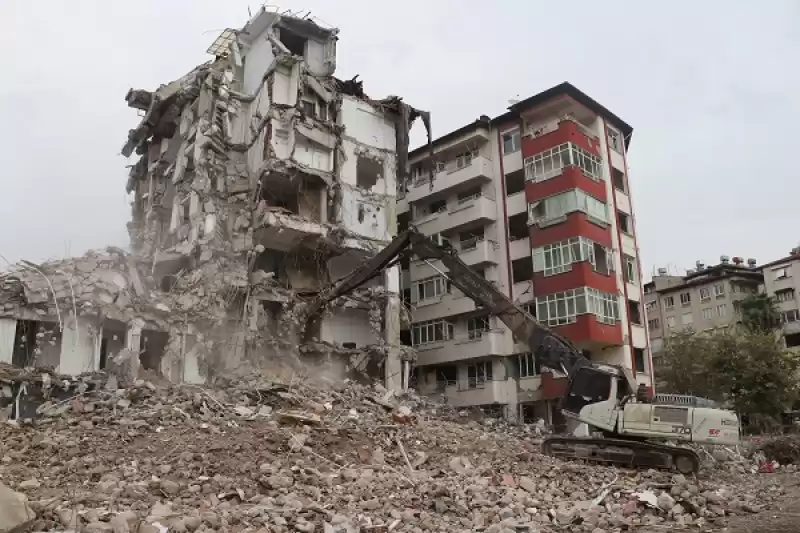 Hatay'da Depremlerde Ağır Hasar Alan 6 Bina Kontrollü Yıkıldı 