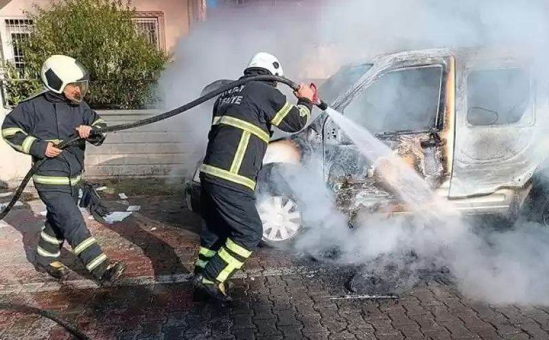 Hatay'da Seyir Halindeki Ticari Araçta çıkan Yangın Söndürüldü 