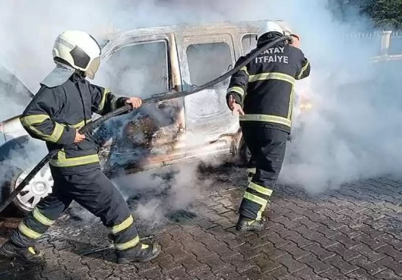 Hatay'da Seyir Halindeki Ticari Araçta çıkan Yangın Söndürüldü 