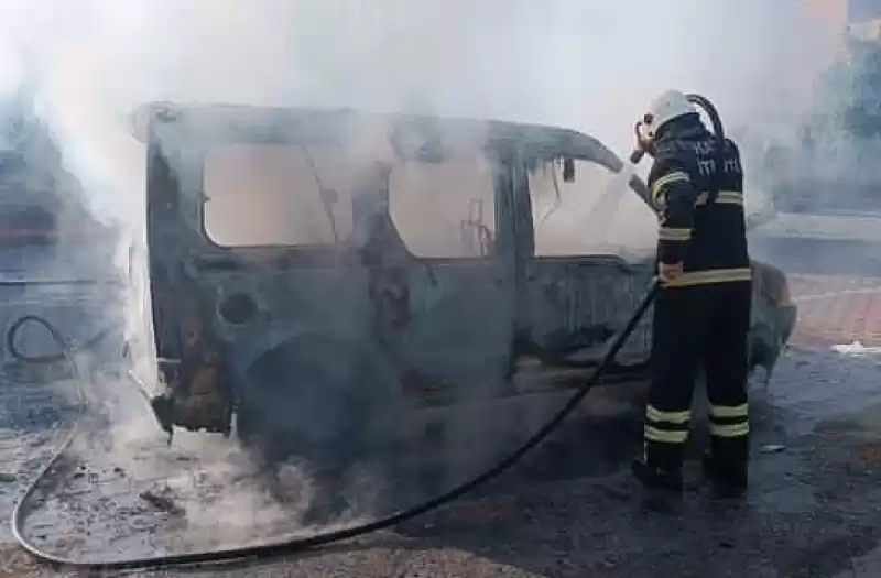 Hatay'da Seyir Halindeki Ticari Araçta çıkan Yangın Söndürüldü 