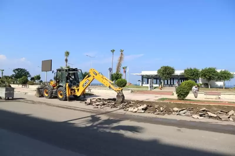 Depremde Zarar Gören İskenderun Sahilindeki Kaldırımlar Yenileniyor