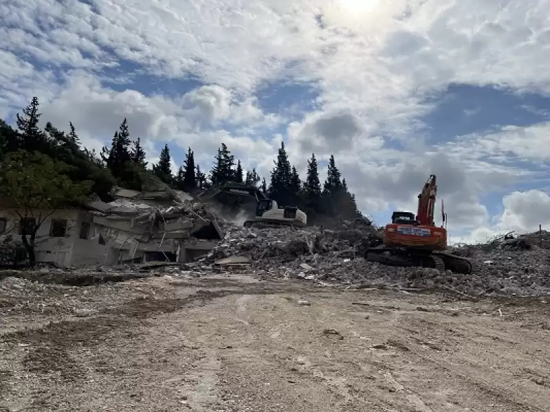 Hatay'da Depremlerde Ağır Hasar Alan 2 Bina Kontrollü Yıkıldı