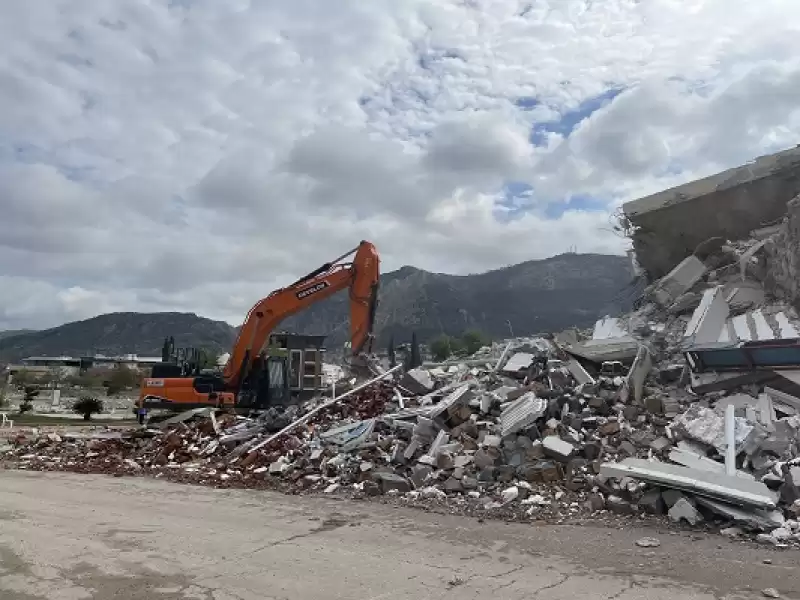 Hatay'da Depremlerde Ağır Hasar Alan 2 Bina Kontrollü Yıkıldı