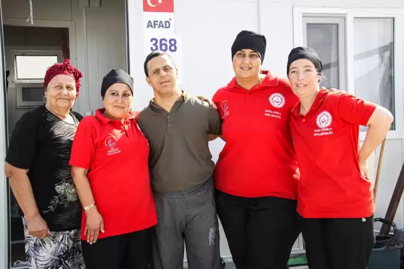 Engelli Ve Yaşlı Depremzedelerin Konteyner Temizliği Ve Kişisel Bakımı Vefa Ekibinden