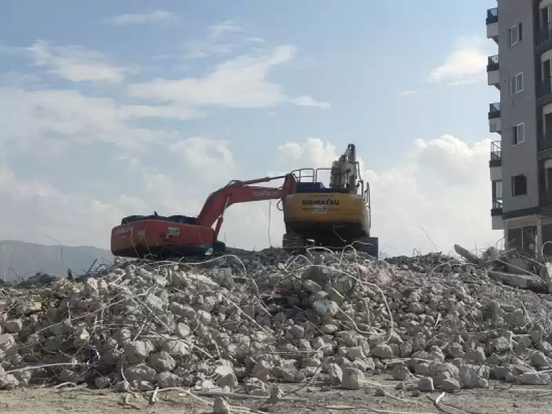 Hatay'da Depremlerde Ağır Hasar Alan 5 Bina Kontrollü Yıkıldı