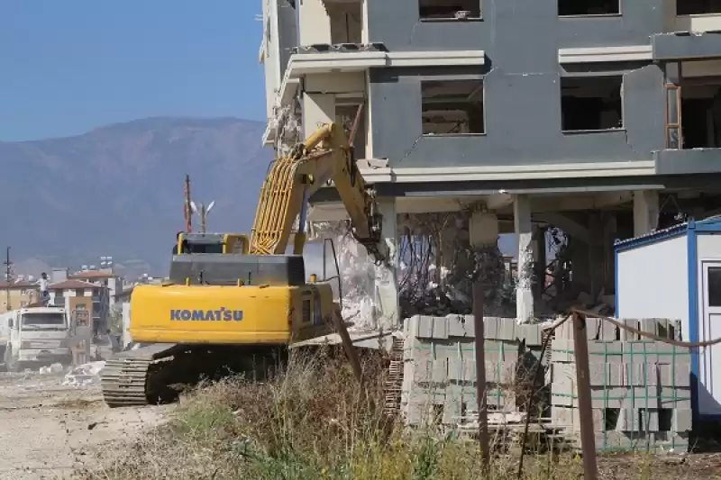 Hatay'da Depremlerde Ağır Hasar Alan 5 Katlı Bina Kontrollü Yıkıldı