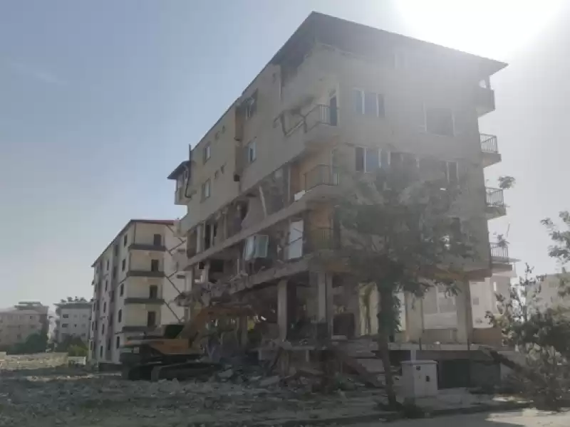 Hatay'da Ağır Hasarlı 3 Bina Kontrollü Yıkıldı