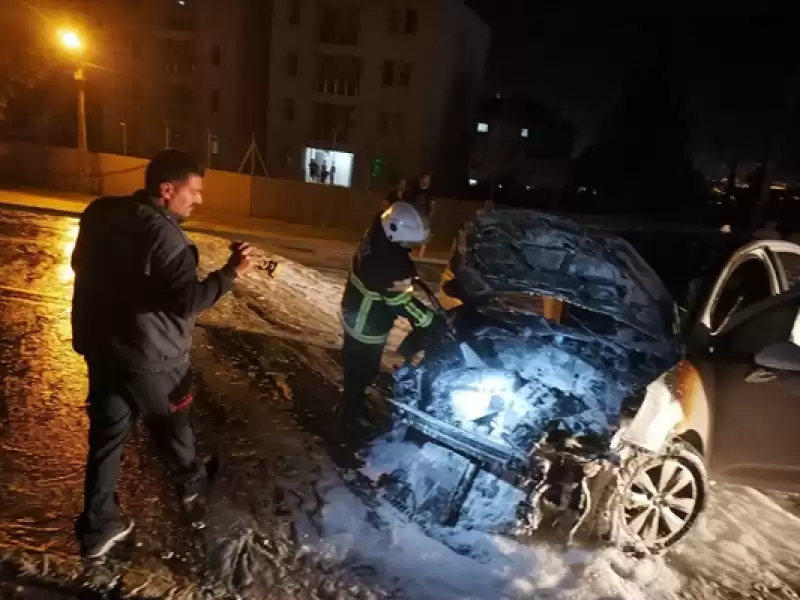 Hatay'da Refüje çarpan Otomobilin Sürücüsü Yaralandı