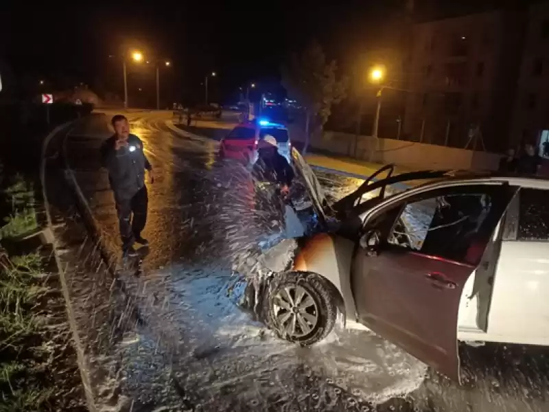 Hatay'da Refüje çarpan Otomobilin Sürücüsü Yaralandı