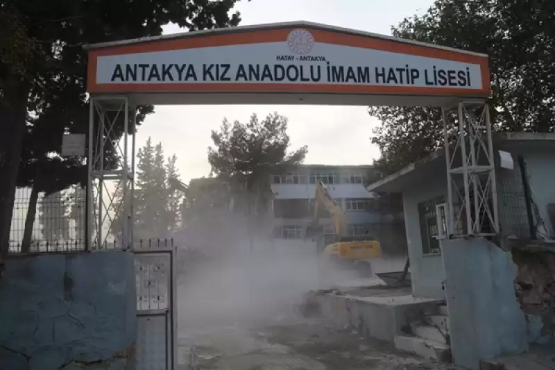 Hatay'da Depremlerde Ağır Hasar Alan Lise Kontrollü Yıkıldı