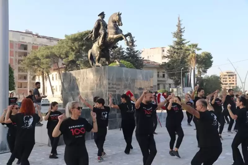 Hatay'da Cumhuriyet'in 100. Yılı Kutlamaları Kapsamında 100 Kişi Zeybek Oynadı