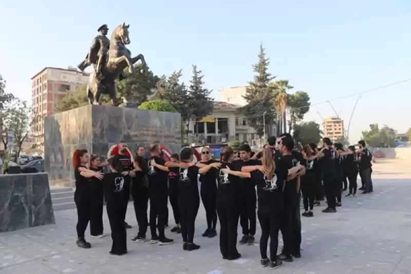 Hatay'da Cumhuriyet'in 100. Yılı Kutlamaları Kapsamında 100 Kişi Zeybek Oynadı