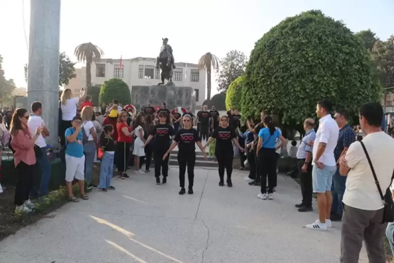 Hatay'da Cumhuriyet'in 100. Yılı Kutlamaları Kapsamında 100 Kişi Zeybek Oynadı