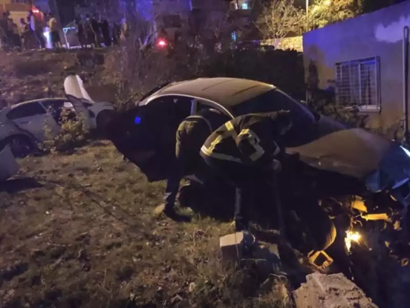 Hatay'da şarampole Devrilen Iki Otomobildeki 6 Kişi Yaralandı