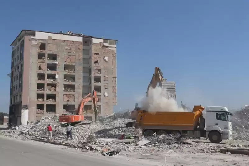 Hatay'da Ağır Hasarlı Binaların Kontrollü Yıkımı Sürdü