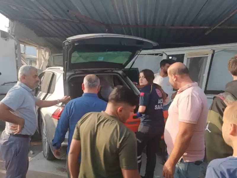 Hatay'da Yol Kenarındaki Konteynere çarpan Otomobilin Sürücüsü Yaralandı 