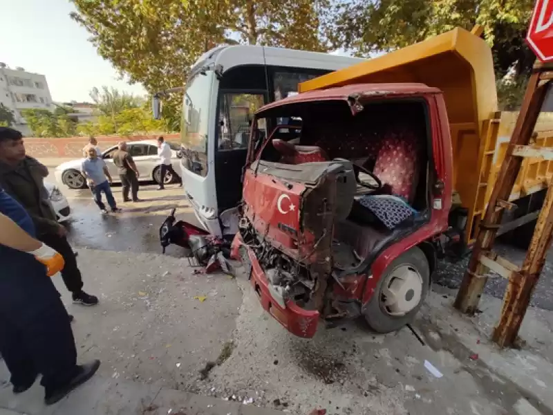 Hatay'da öğrenci Servisi Ile Kamyonun çarpışması Sonucu 1 Kişi Yaralandı