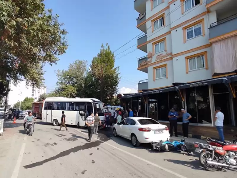 Hatay'da öğrenci Servisi Ile Kamyonun çarpışması Sonucu 1 Kişi Yaralandı