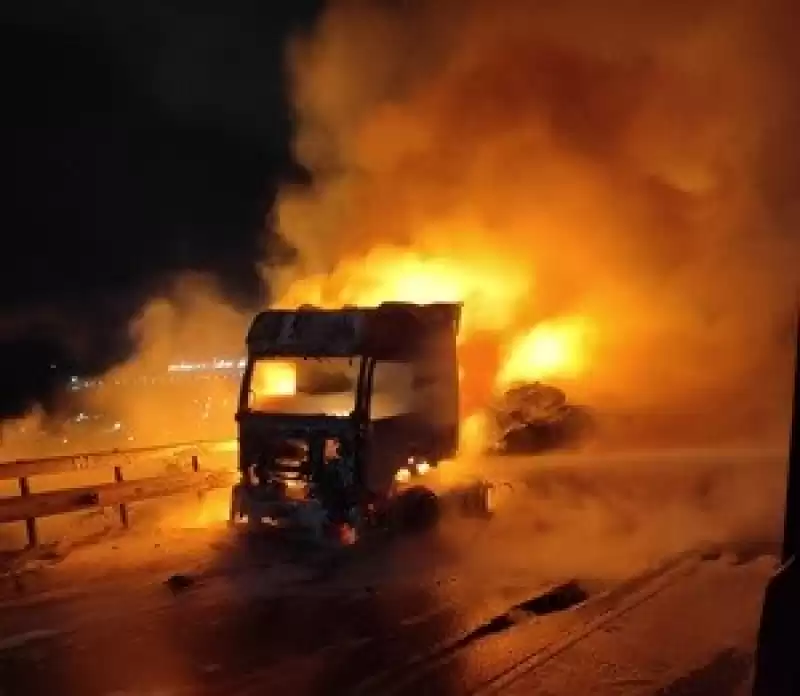 Hatay'da Alev Alan Tırdan Makilik Alana Sıçrayan Yangın Söndürüldü