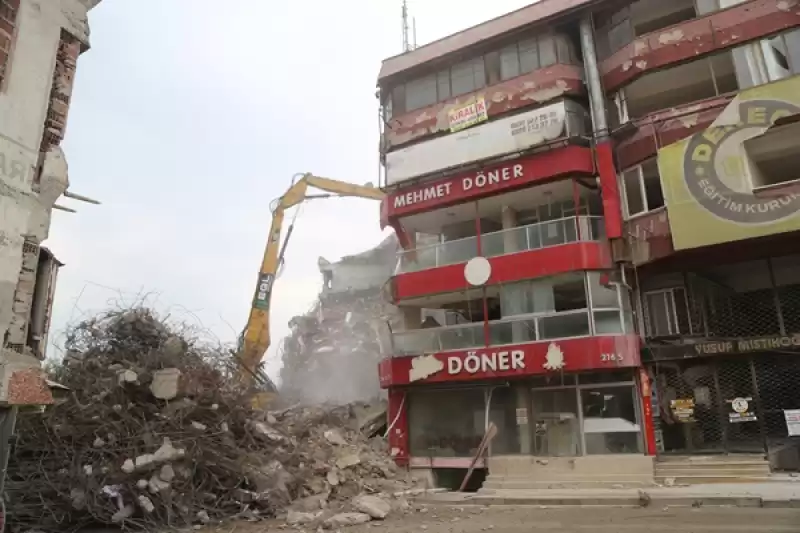 Hatay'da Depremlerde Ağır Hasar Alan 2 Iş Hanı Kontrollü Yıkıldı