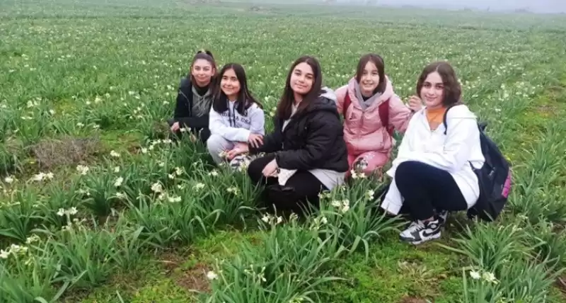 Depremzede şehri, Nergis Kokuları Sardı