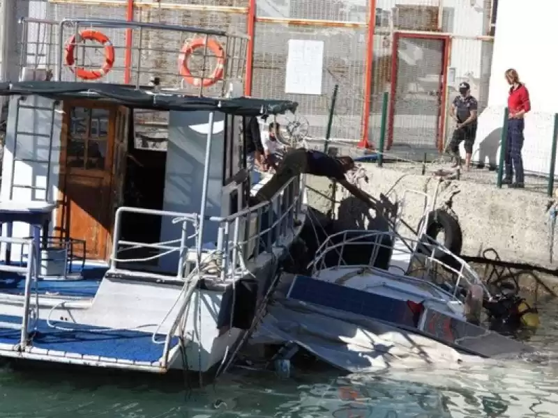 Samandağ'da şiddetli Rüzgar Nedeniyle Balıkçı Teknesi Alabora Oldu