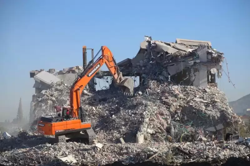 Hatay'da Depremlerde Ağır Hasar Alan 5 Bina Kontrollü Yıkıldı