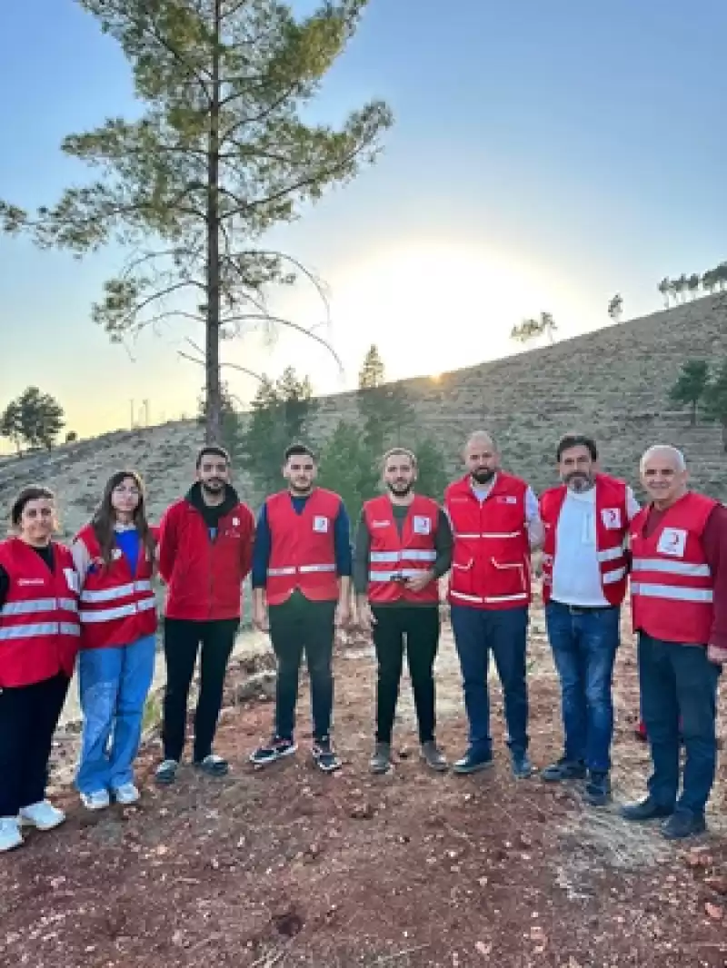 Kızılay Depremde Hayatını Kaybeden öğretmenlerin Anısına Fidan Dikti