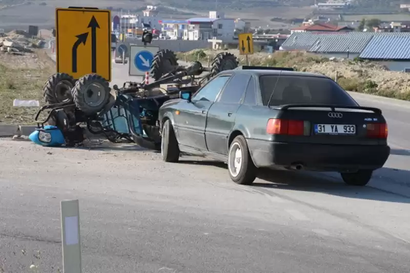 Hatay'da Otomobil Ile Tarım Aracının çarpıştığı Kazada 4 Kişi Yaralandı