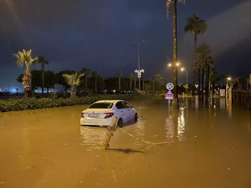 İskenderun'da Olumsuz Hava Koşulları Nedeniyle Eğitime 1 Gün Ara Verildi